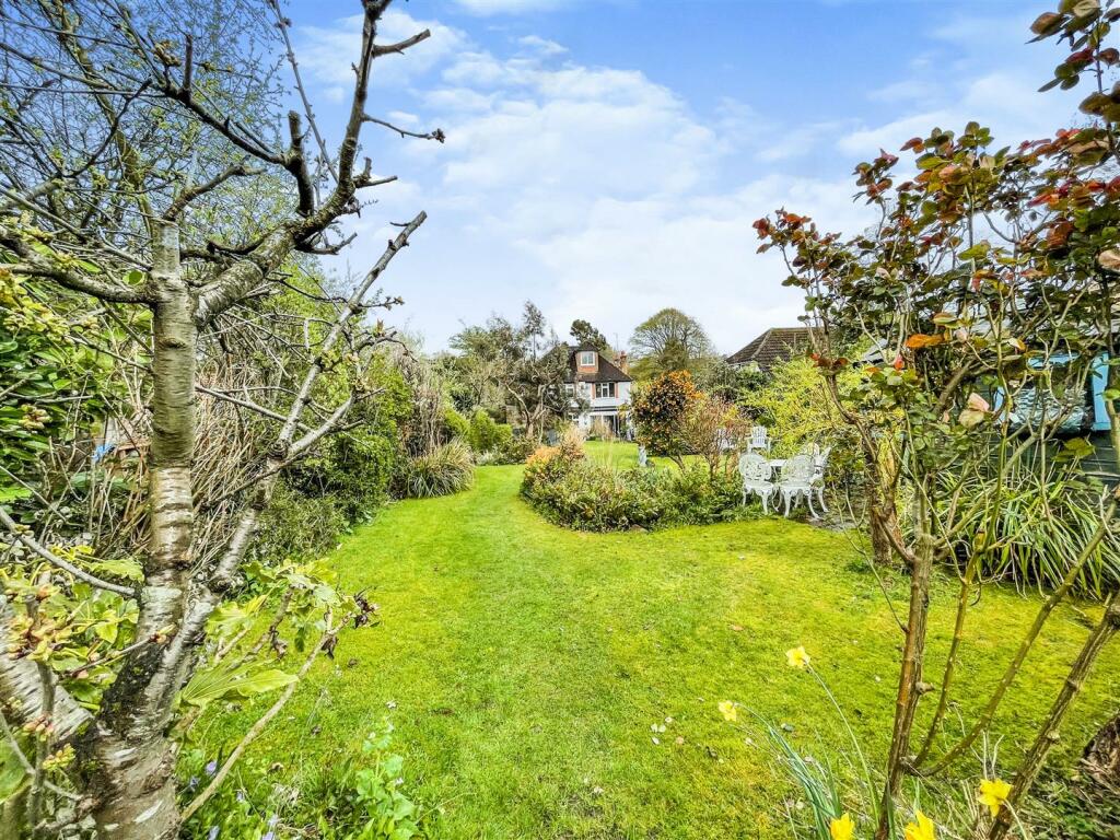 5 bedroom detached house for sale in Fairefield Crescent, Glenfield