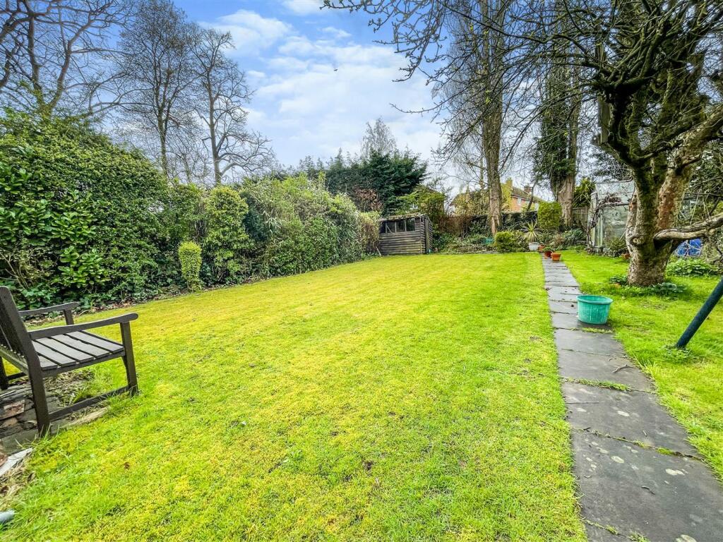 5 bedroom detached house for sale in Fairefield Crescent, Glenfield