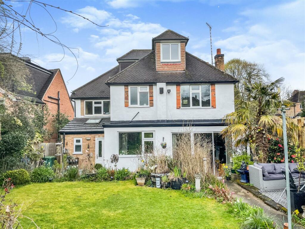 5 bedroom detached house for sale in Fairefield Crescent, Glenfield