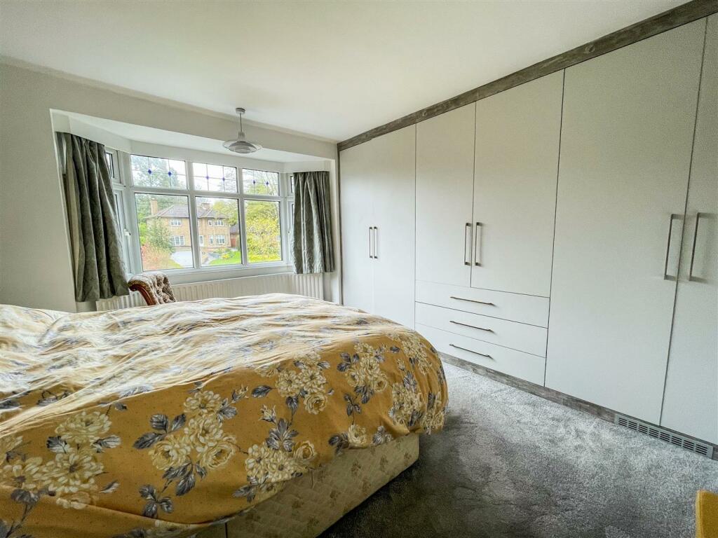 5 bedroom detached house for sale in Fairefield Crescent, Glenfield