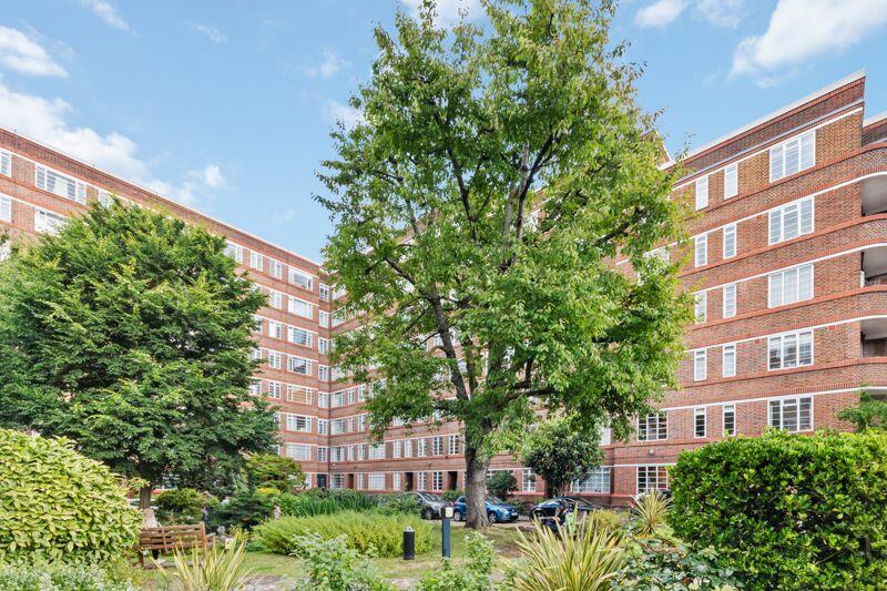 1 bedroom flat for sale in Balham High Road, London, SW17