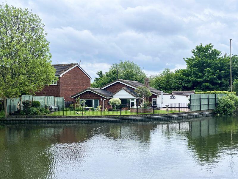 2 bedroom detached bungalow for sale in Brierley Hill Road, BRIERLEY