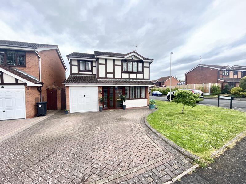4 bedroom detached house for sale in Fernhurst Drive,