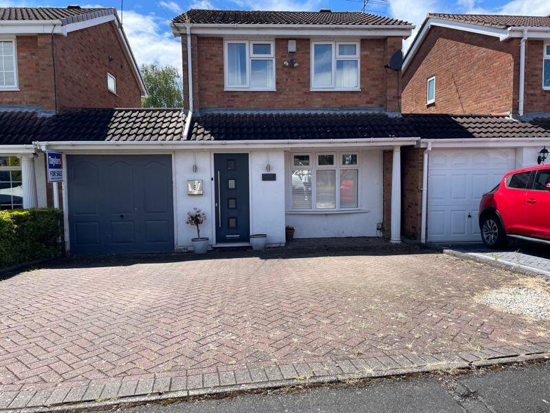 3 bedroom detached house for sale in Cheyne Walk, AMBLECOTE, Brierley