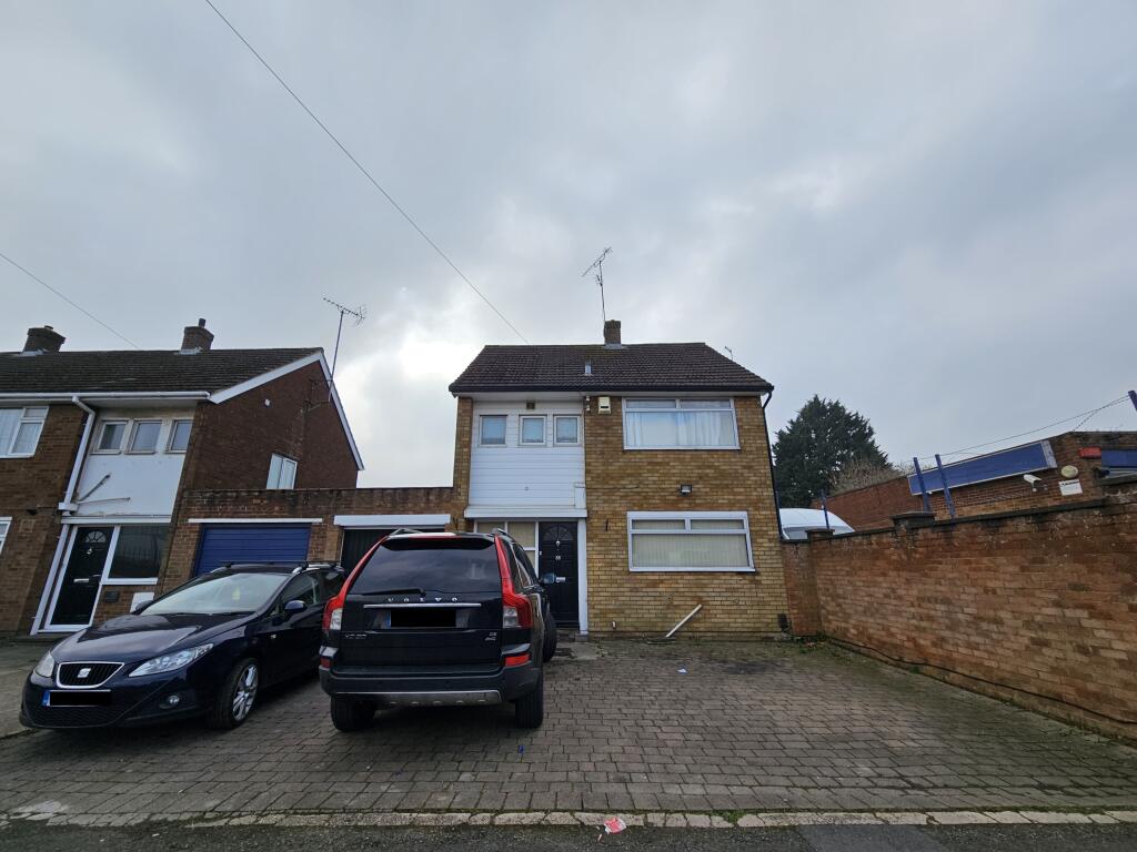 3 bedroom detached house for rent in Wingate Road, LUTON, LU4