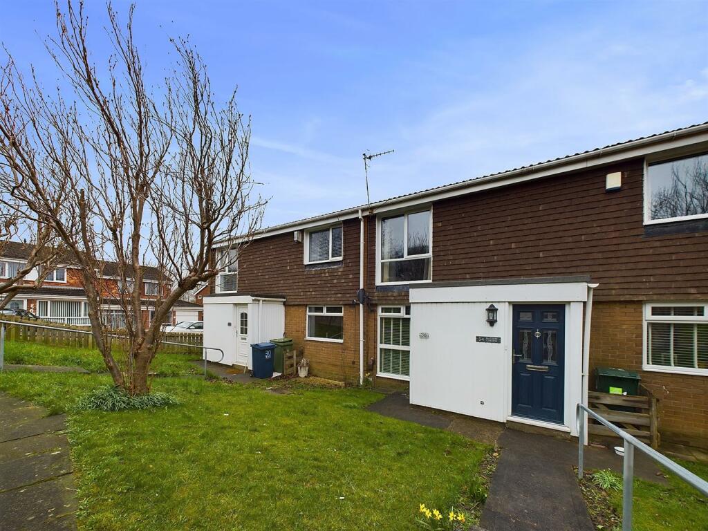 2 bedroom flat for sale in Gardens, Low Fell, NE9