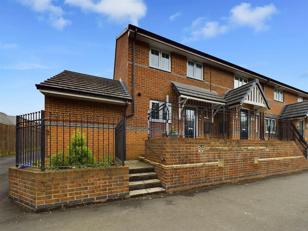 3 bedroom end of terrace house for sale in Derwentwater Road, Gateshead