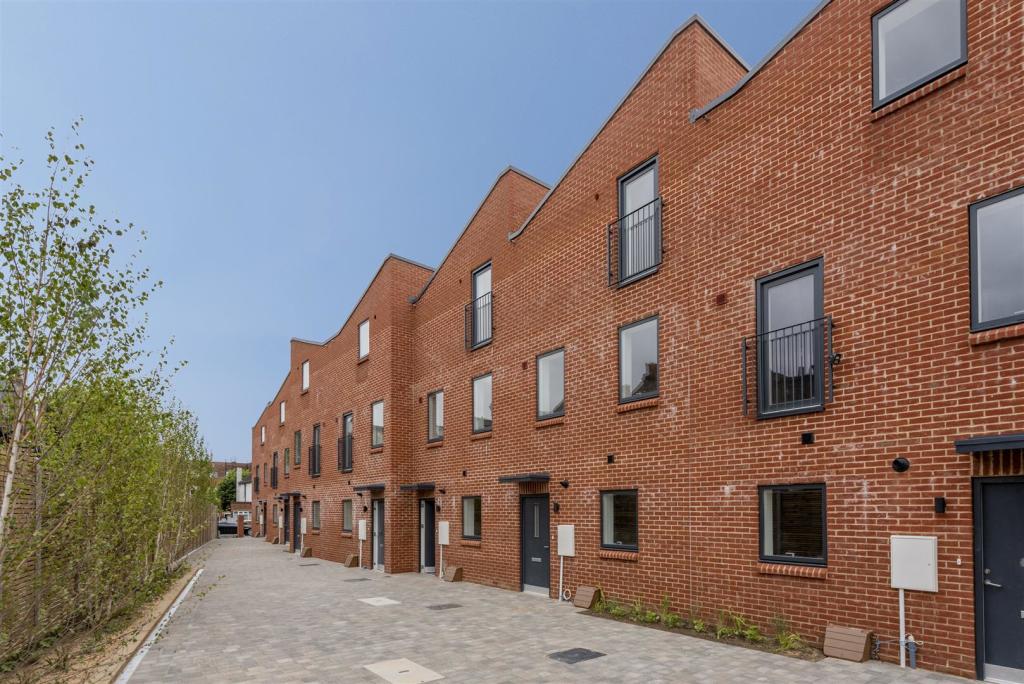 3 bedroom house for sale in Bellingham Mews, London, SE6