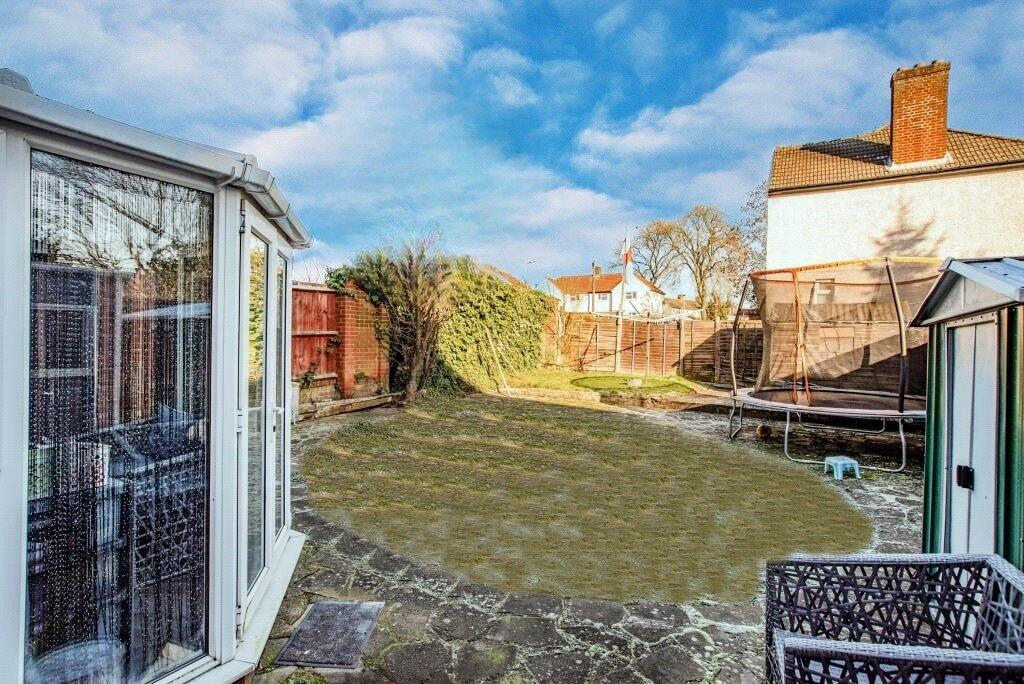 4 bedroom end of terrace house for sale in The Harebreaks, Watford