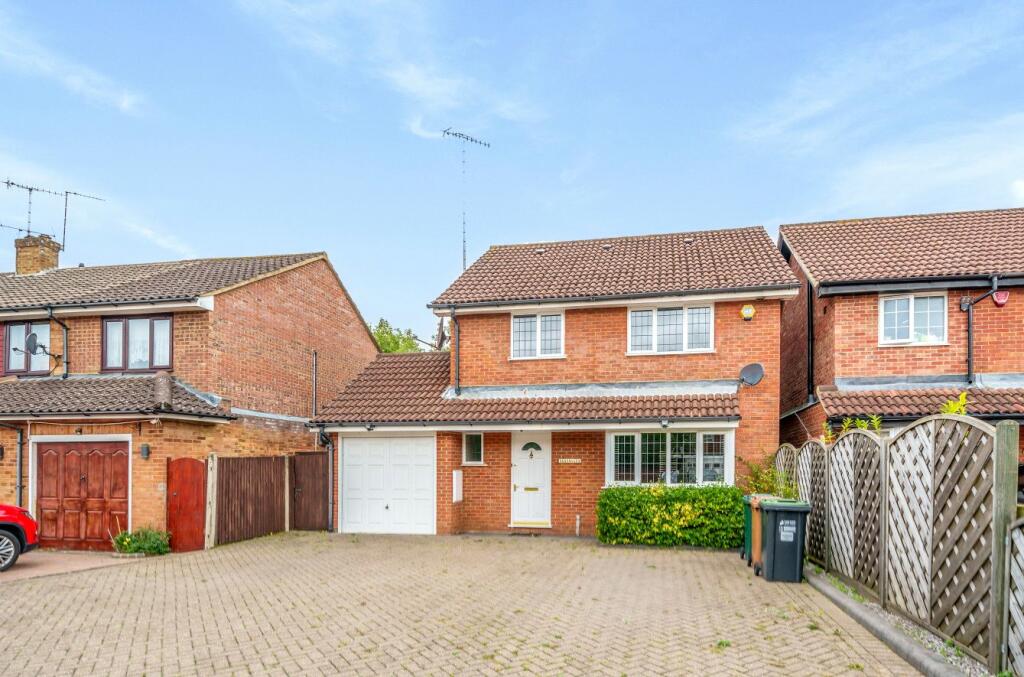 4 bedroom detached house for sale in Lemonfield Drive, Watford