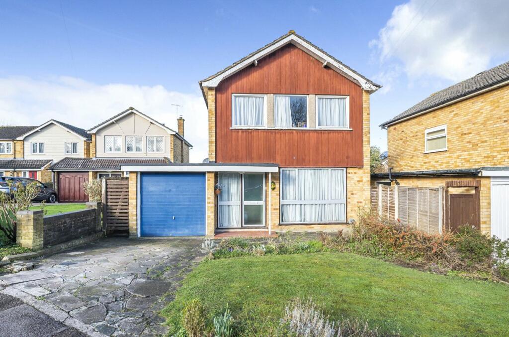 3 bedroom detached house for sale in Ashlyn Close, Bushey, Hertfordshire, WD23