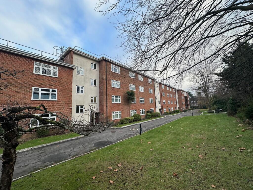 2 bedroom flat for sale in Bassett Court, Bassett Avenue, Bassett