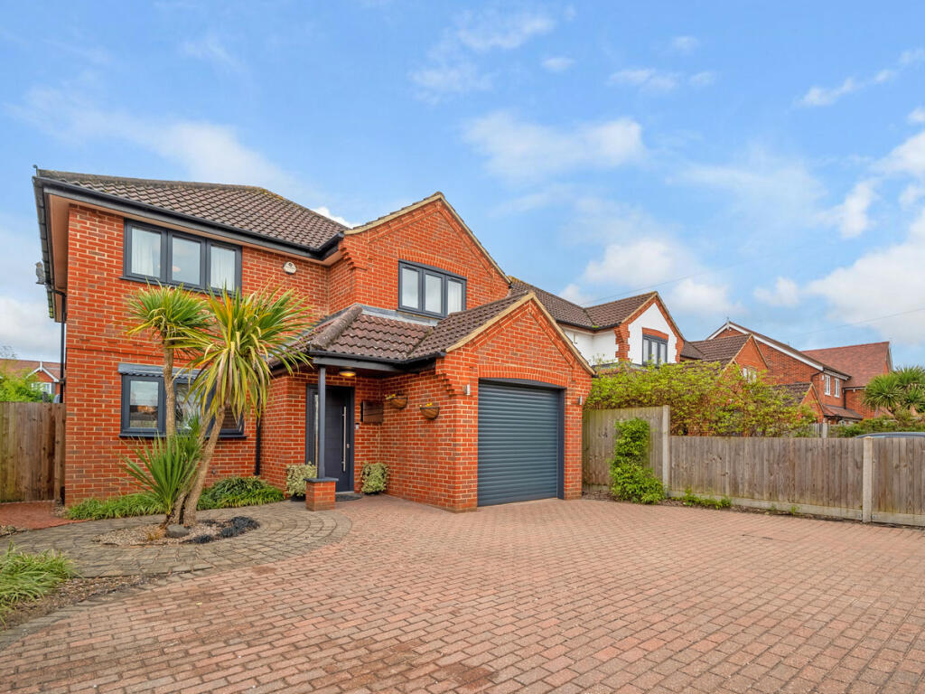 4 bedroom detached house for sale in Swallow Street, Iver Heath, SL0