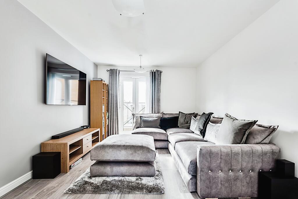 2 bedroom flat for sale in Denby Road, Swindon, Wiltshire, SN25