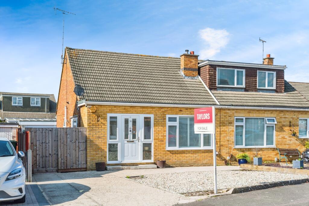 2 bedroom bungalow for sale in Weedon Road, Swindon, Wiltshire, SN3