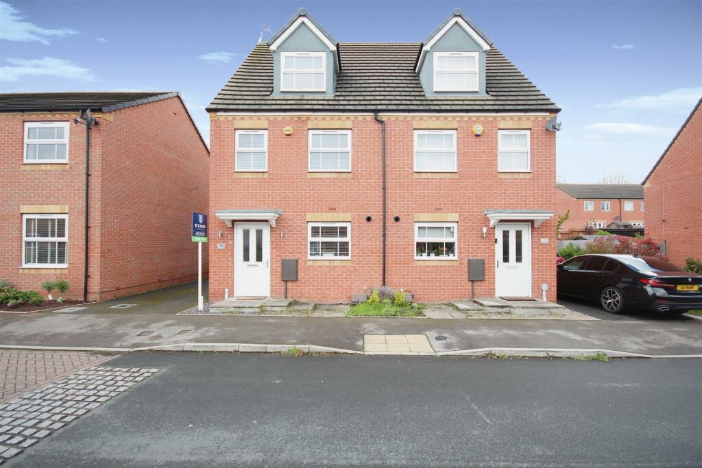 3 bedroom town house for sale in Whitmore Manor Close, Whitmore Park