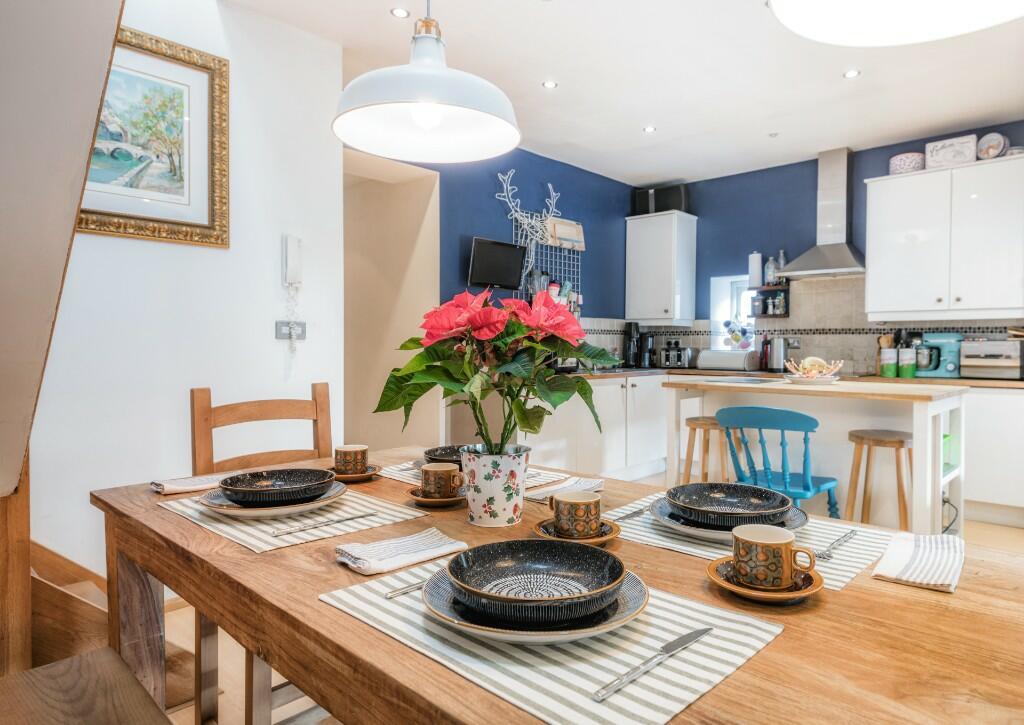 3 bedroom flat for sale in Railway Road, Ilkley, West Yorkshire, LS29