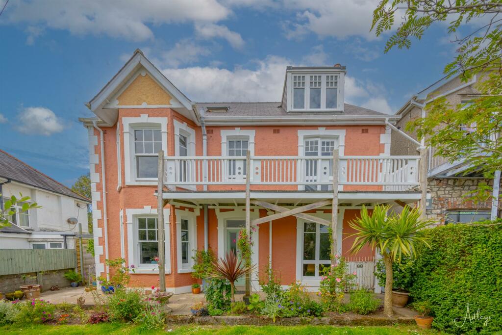 5 bedroom link detached house for sale in Road,