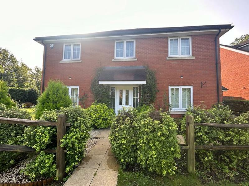 5 bedroom detached house for rent in Ash Green, GU12