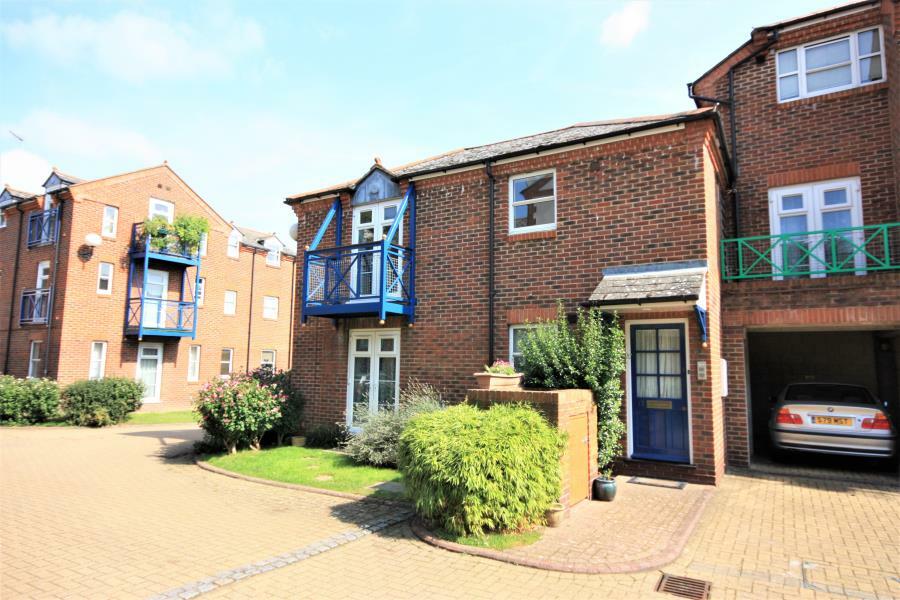 2 bedroom maisonette for rent in The Mews, Walnut Tree Close, Guildford, GU1