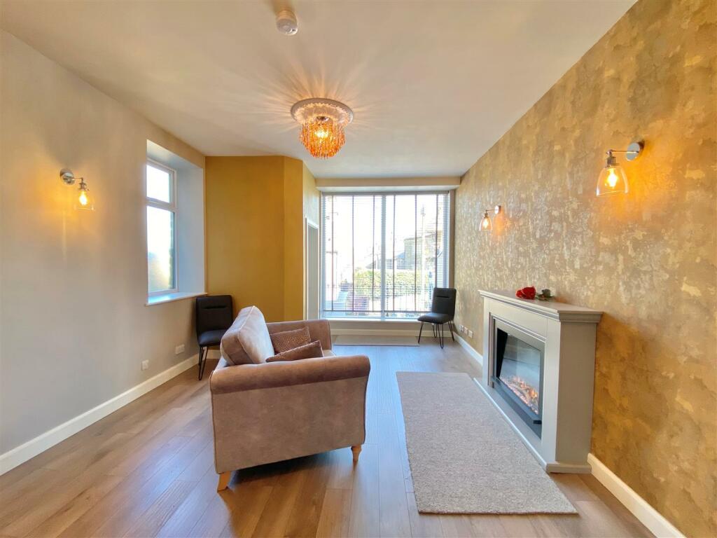 2 bedroom flat for sale in Church Street, Hayfield, High Peak, SK22