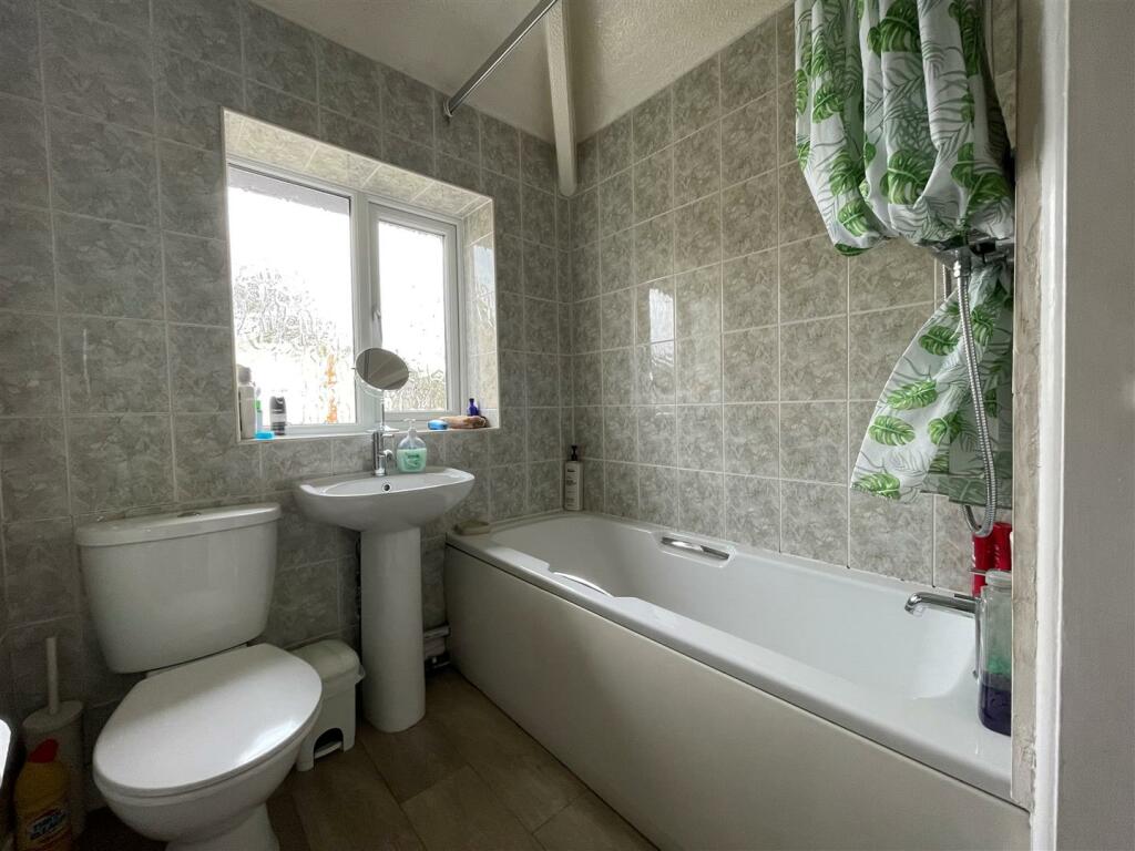 3 bedroom semidetached house for sale in Low Leighton Road, New Mills