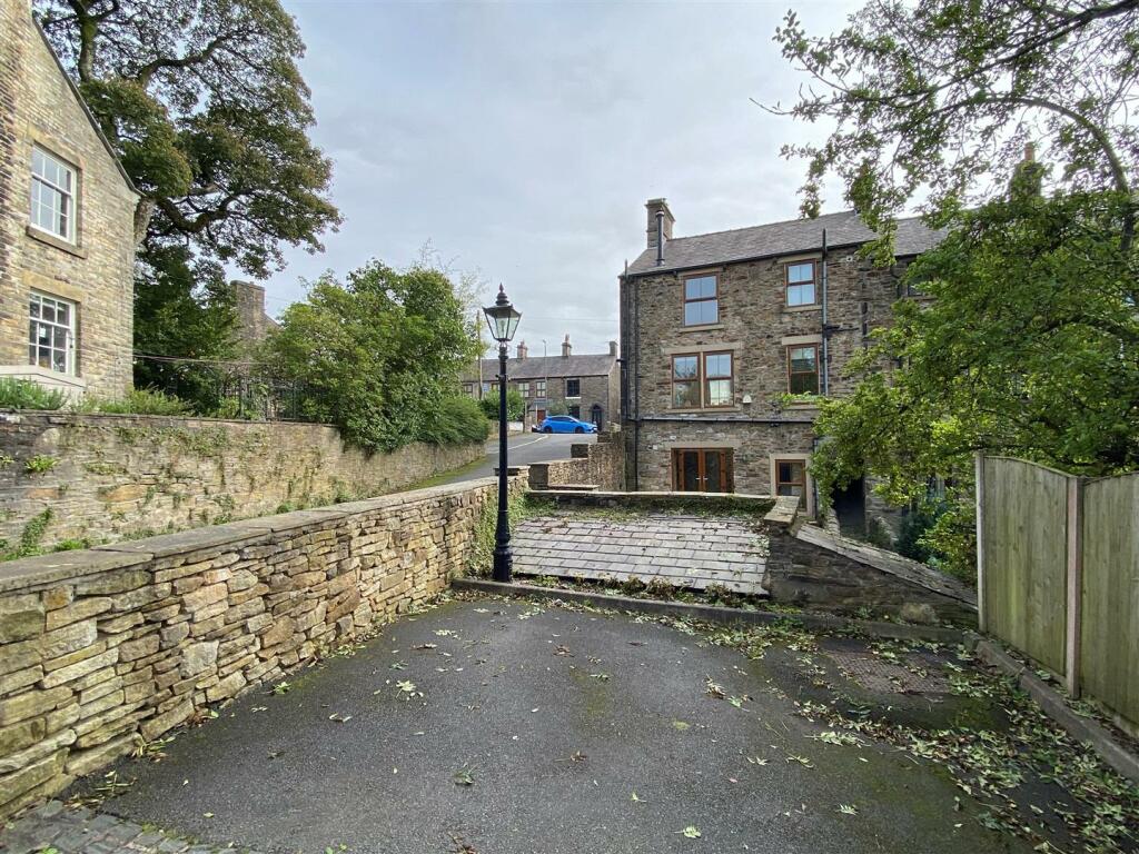 4 bedroom end of terrace house for sale in Low Leighton Road, New Mills