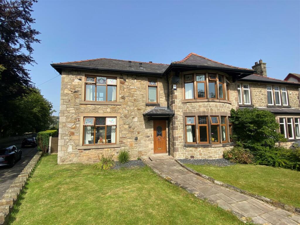 3 bedroom semidetached house for sale in Low Leighton Road, New Mills