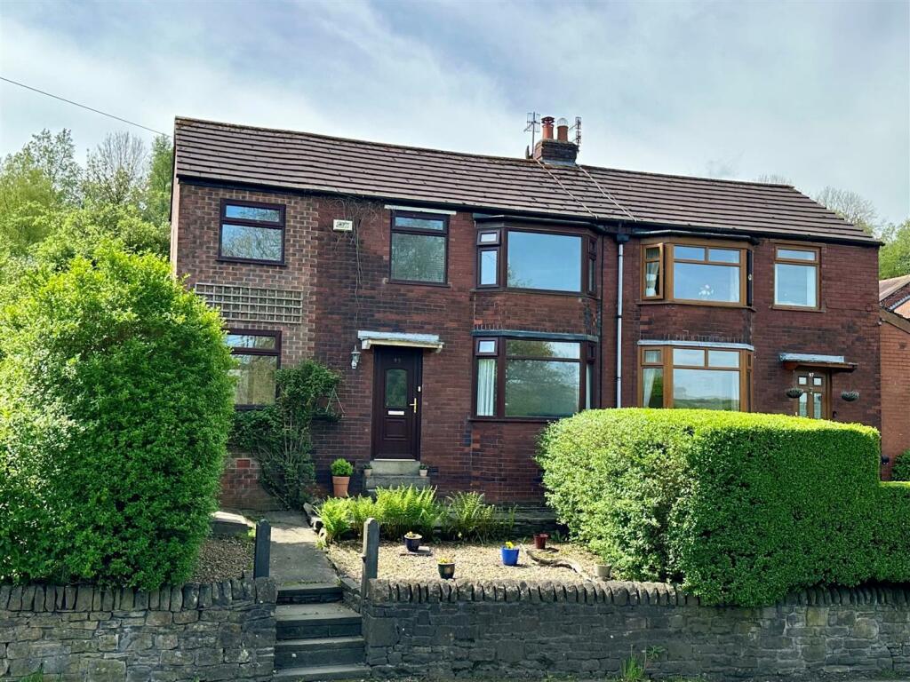 4 bedroom semidetached house for sale in New Mills Road, Hayfield