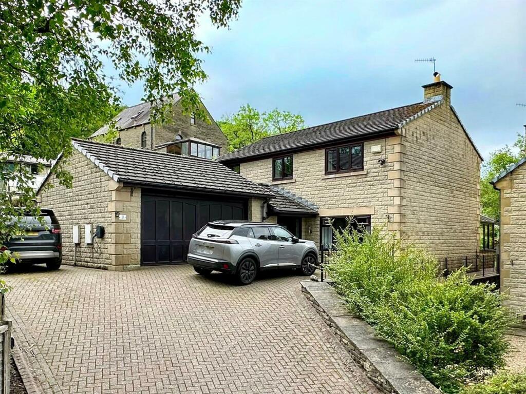 4 bedroom detached house for sale in Lantern Pike View, Birch Vale