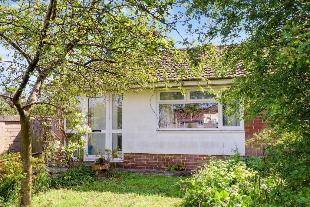 2 bedroom semidetached bungalow for sale in Woodland Road, Lyminge