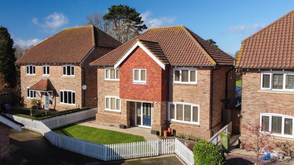 5 bedroom detached house for sale in Maypole Close, Hawkinge