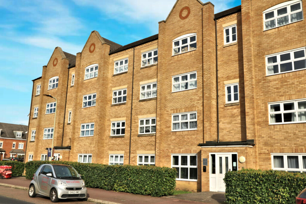 2 bedroom flat for sale in Crowe Road, Bedford, MK40