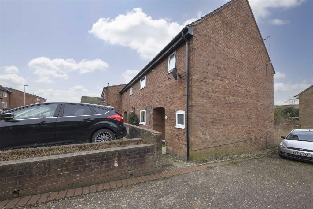 3 bedroom semidetached house for sale in Rosebay Close, Norwich, NR6