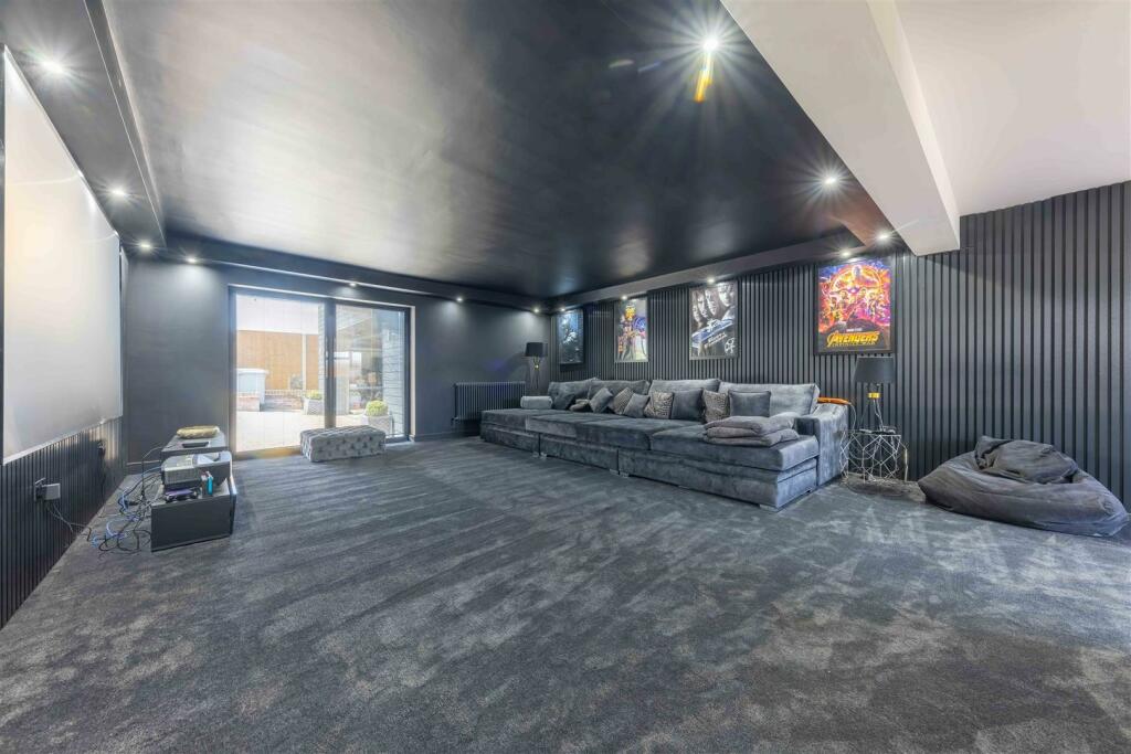 5 bedroom bungalow for sale in Yarmouth Road, Blofield, Norwich, NR13