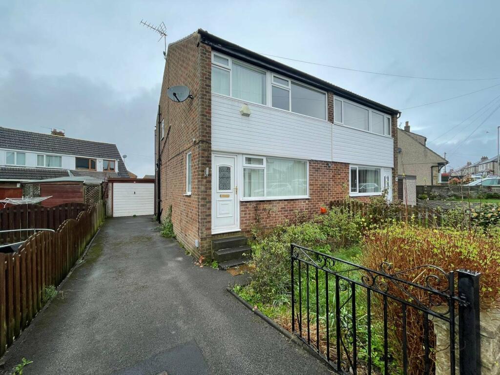 3 bedroom semi-detached house for rent in Claremont Avenue, Shipley, West Yorkshire, UK, BD18