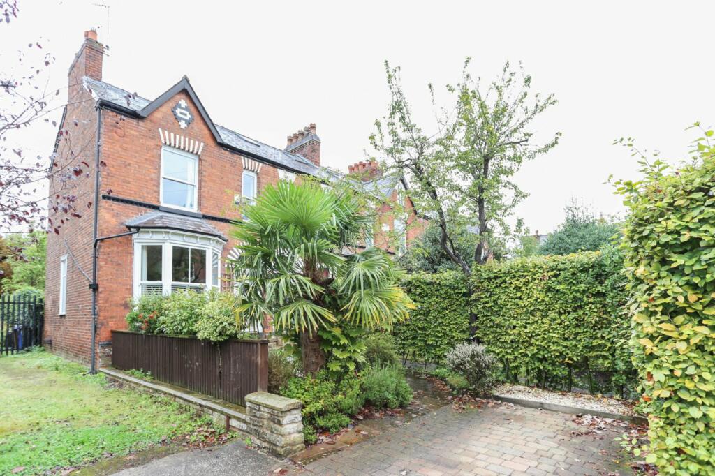 3 bedroom end of terrace house for sale in Hawthorn Grove, Heaton Moor