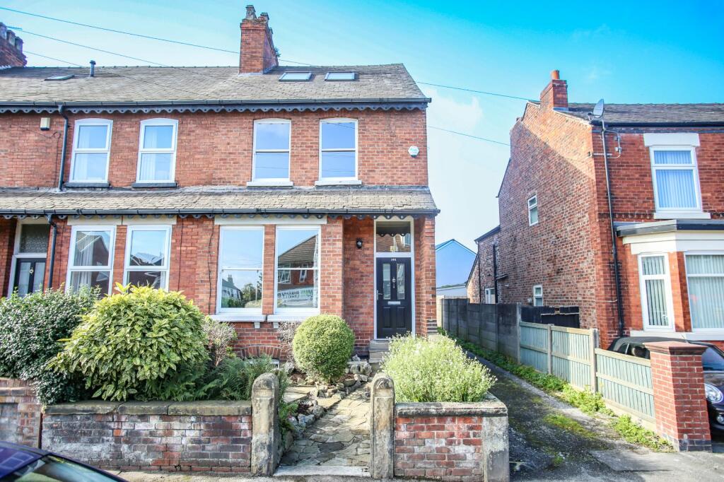 4 bedroom end of terrace house for sale in Manchester Road, Heaton