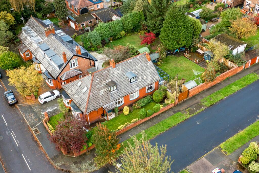 4 bedroom detached house for sale in Broomfield Road, Heaton Moor