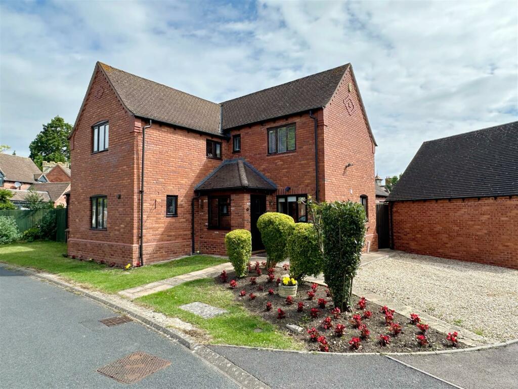 4 bedroom detached house for sale in St. Michaels Close, South