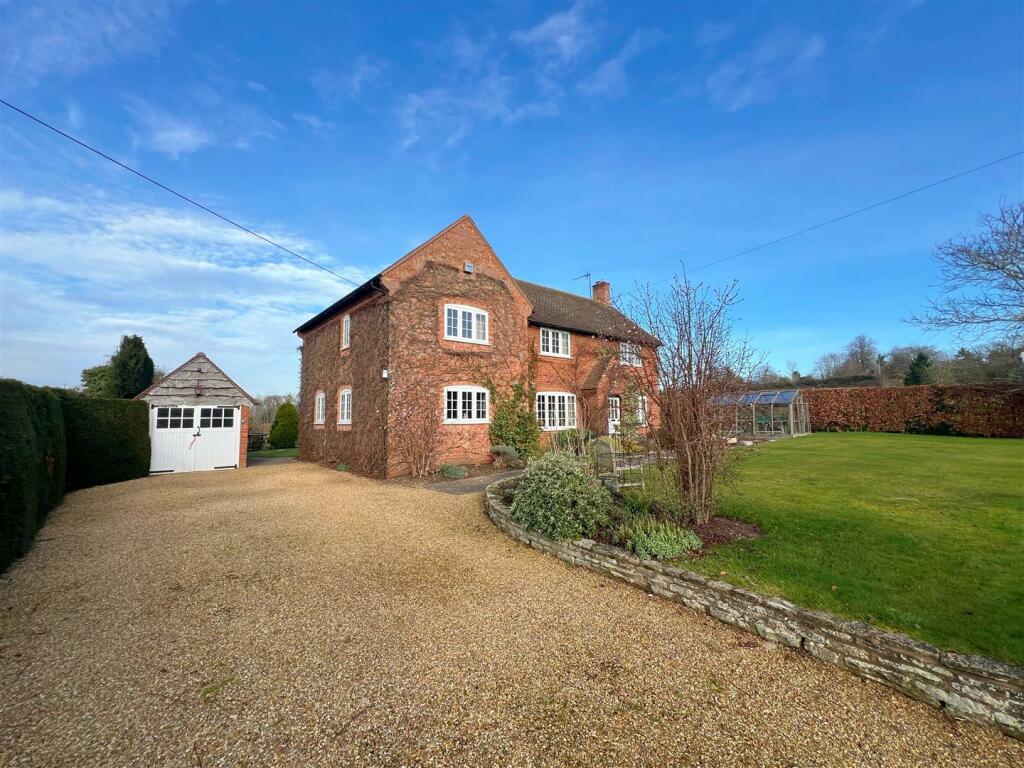 4 bedroom detached house for sale in Snitterfield Road, Bearley