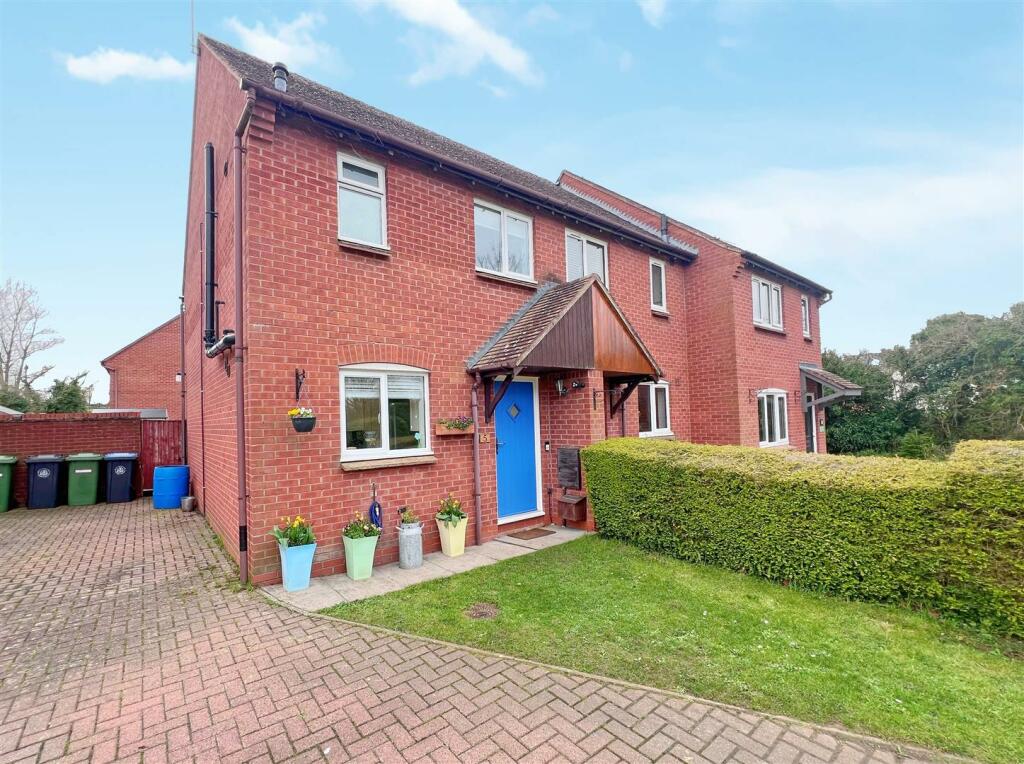 2 bedroom end of terrace house for sale in Holland Meadow, Welford on