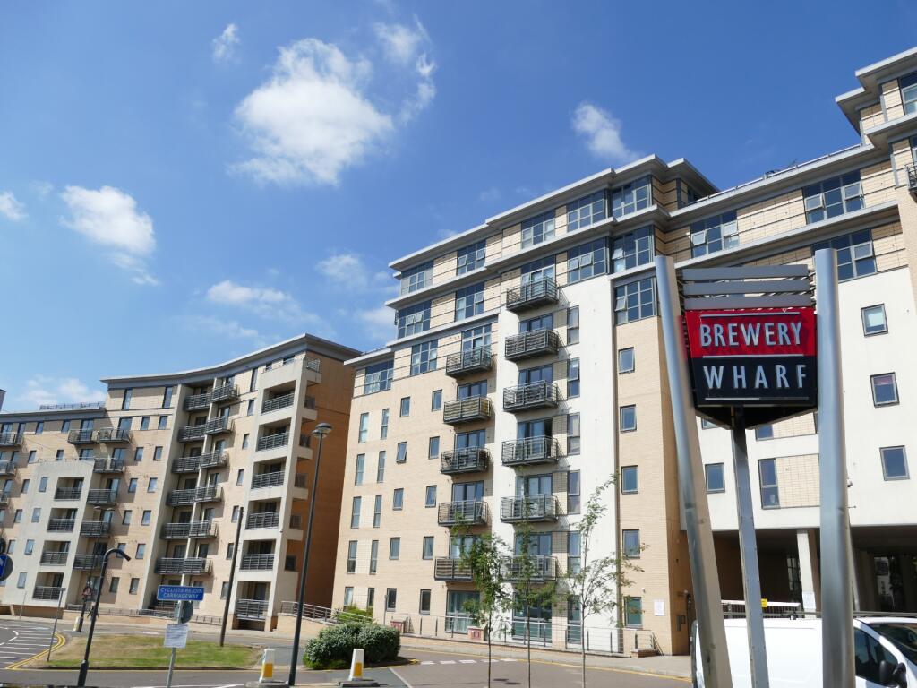 2 bedroom flat for rent in Bowman Lane, Leeds, West Yorkshire, UK, LS10