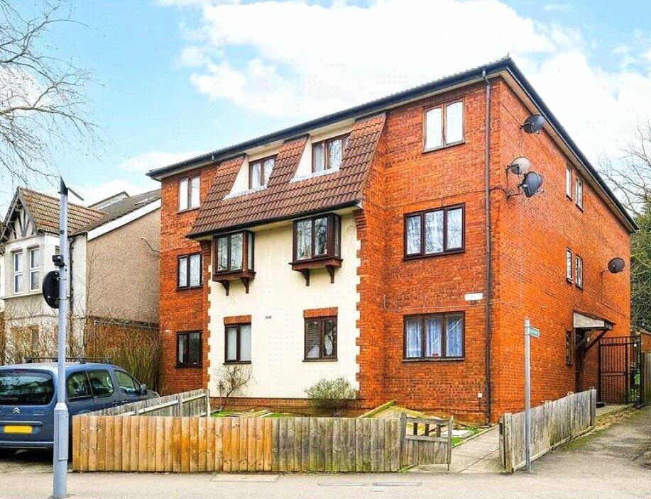 1 bedroom flat for sale in The Avenue, Highams Park, London, E4