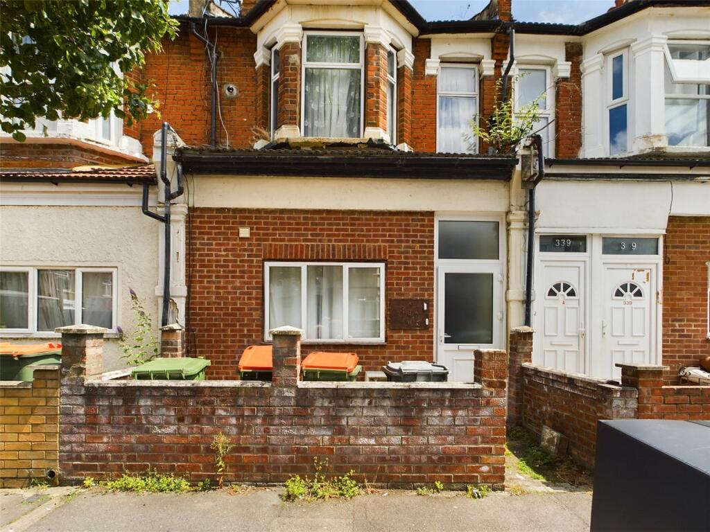 2 bedroom flat for sale in Dersingham Avenue, London, E12