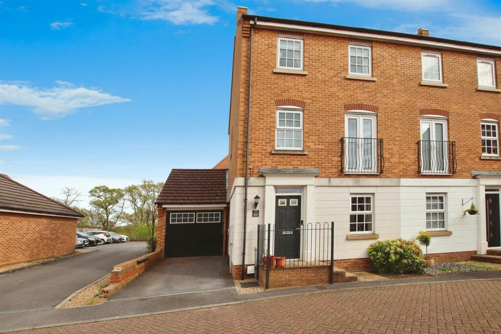 4 bedroom semidetached house for sale in Dumas Drive, Whiteley