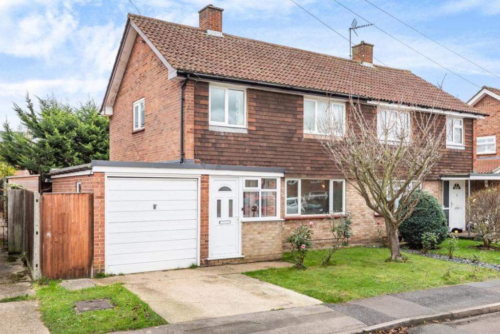 3 bedroom semidetached house for sale in Ashridge Road, Wokingham