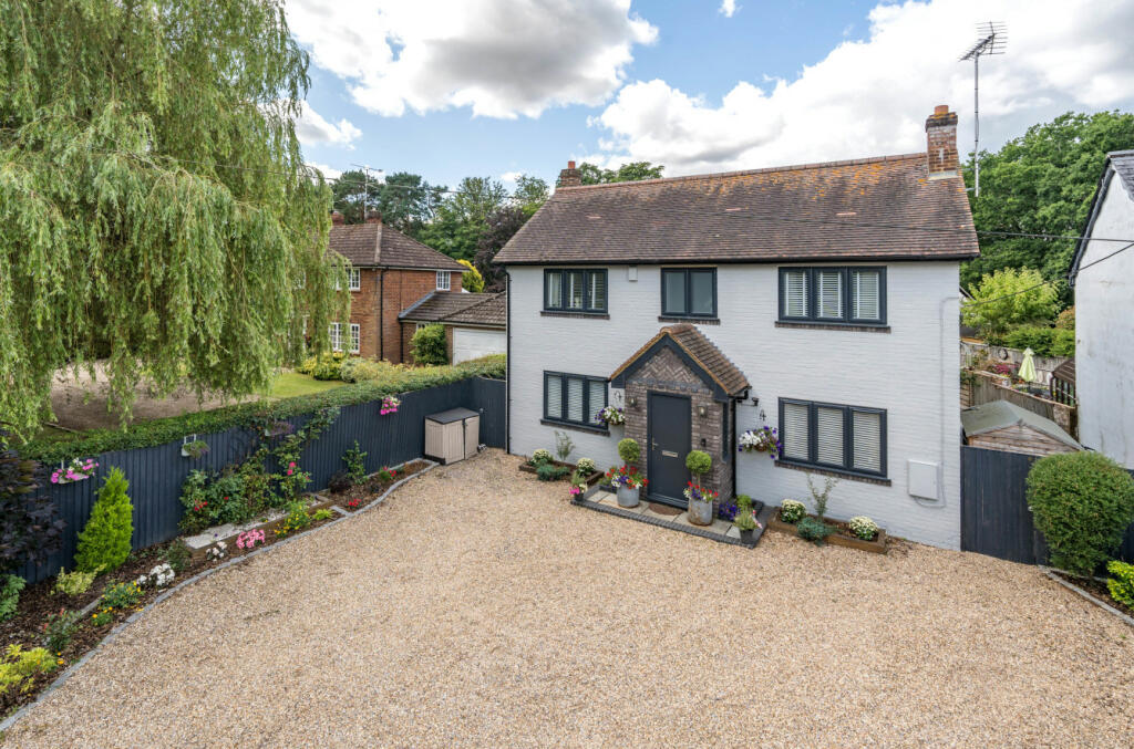 4 bedroom detached house for sale in Basingstoke Road, Swallowfield