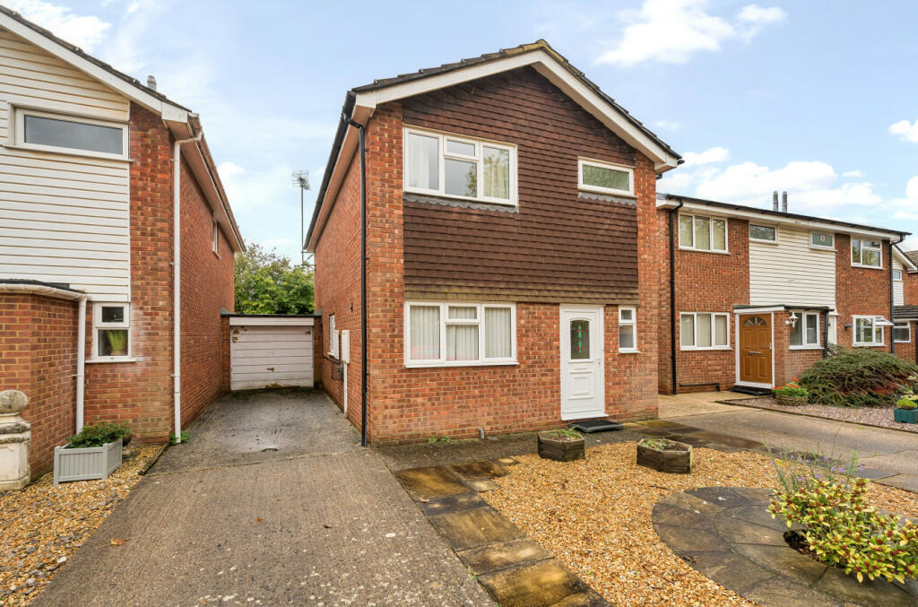 3 bedroom link detached house for sale in Moles Close, Wokingham