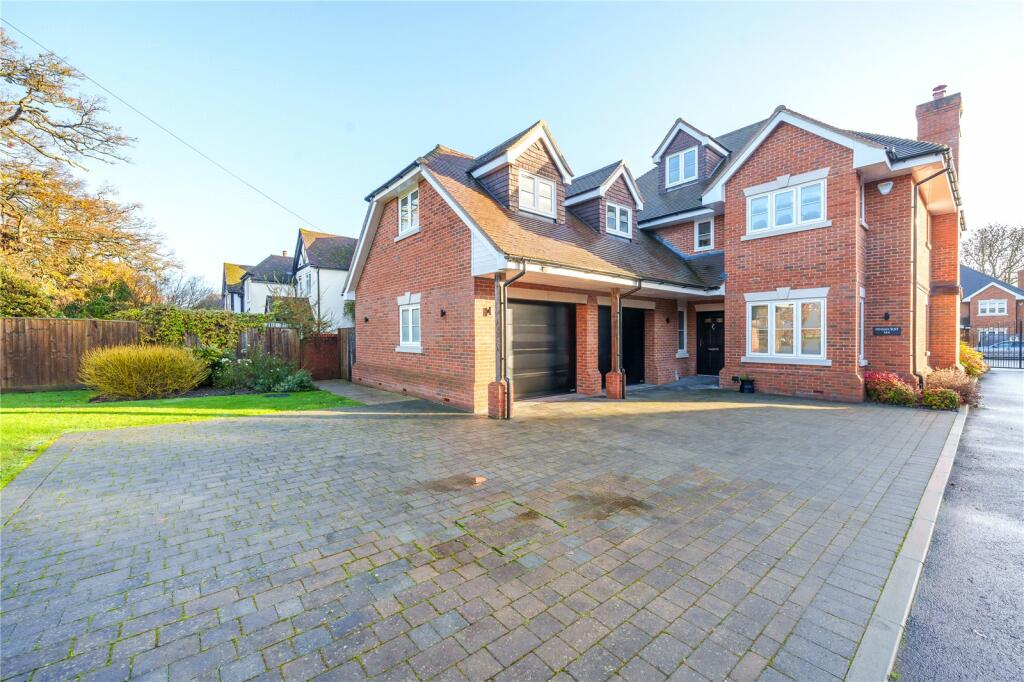5 bedroom detached house for sale in Finchampstead Road, Wokingham